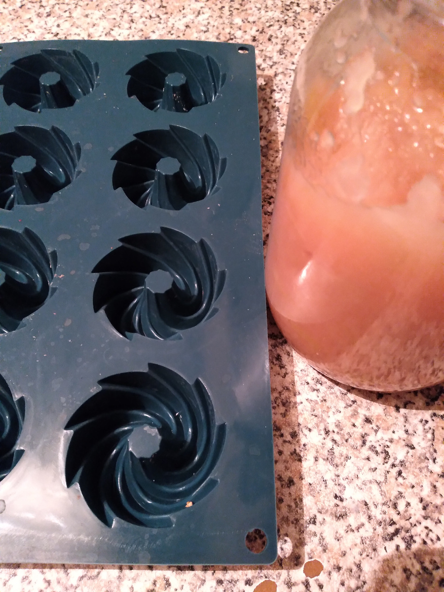 Селиконовая форма и яблочное пюре