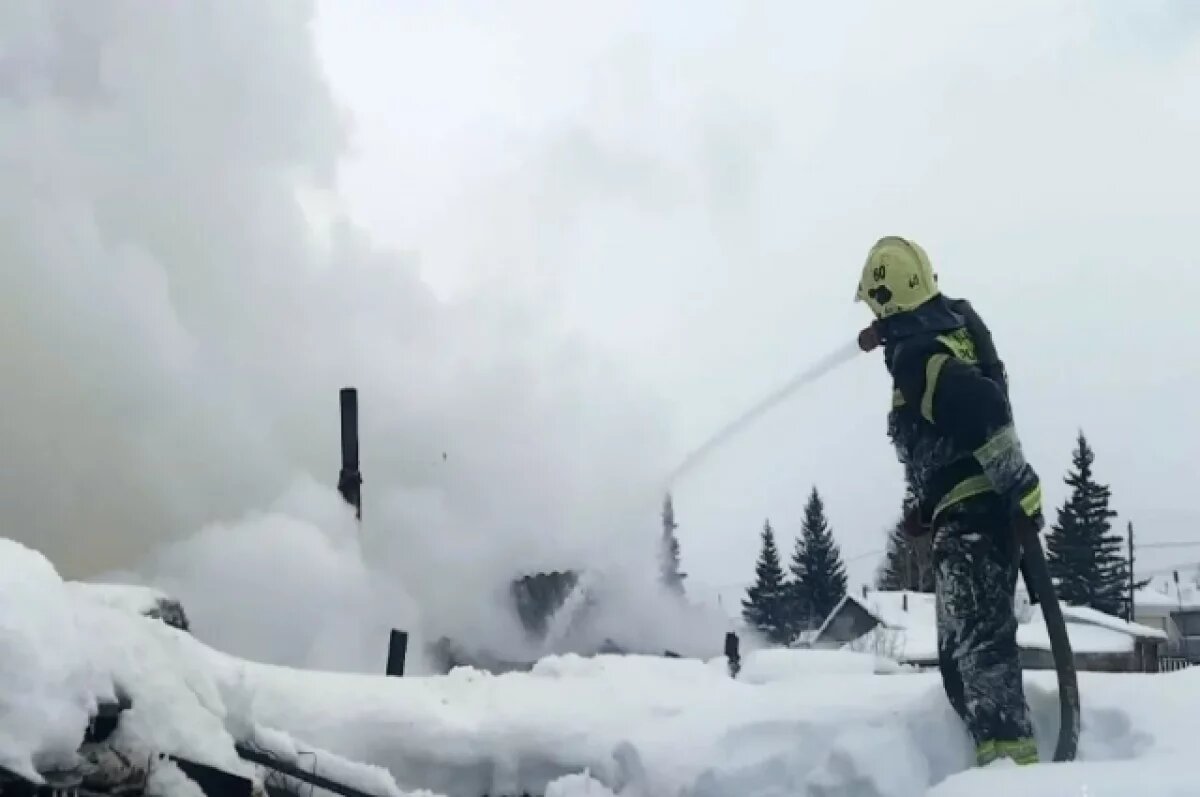    В селе Багаряк пожарные спасли 80-летнюю пенсионерке из горящего дома