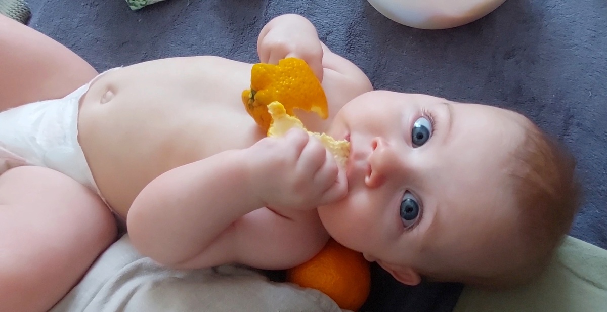 В глазищах столько удивления! Оказывается, есть можно не только молоко!