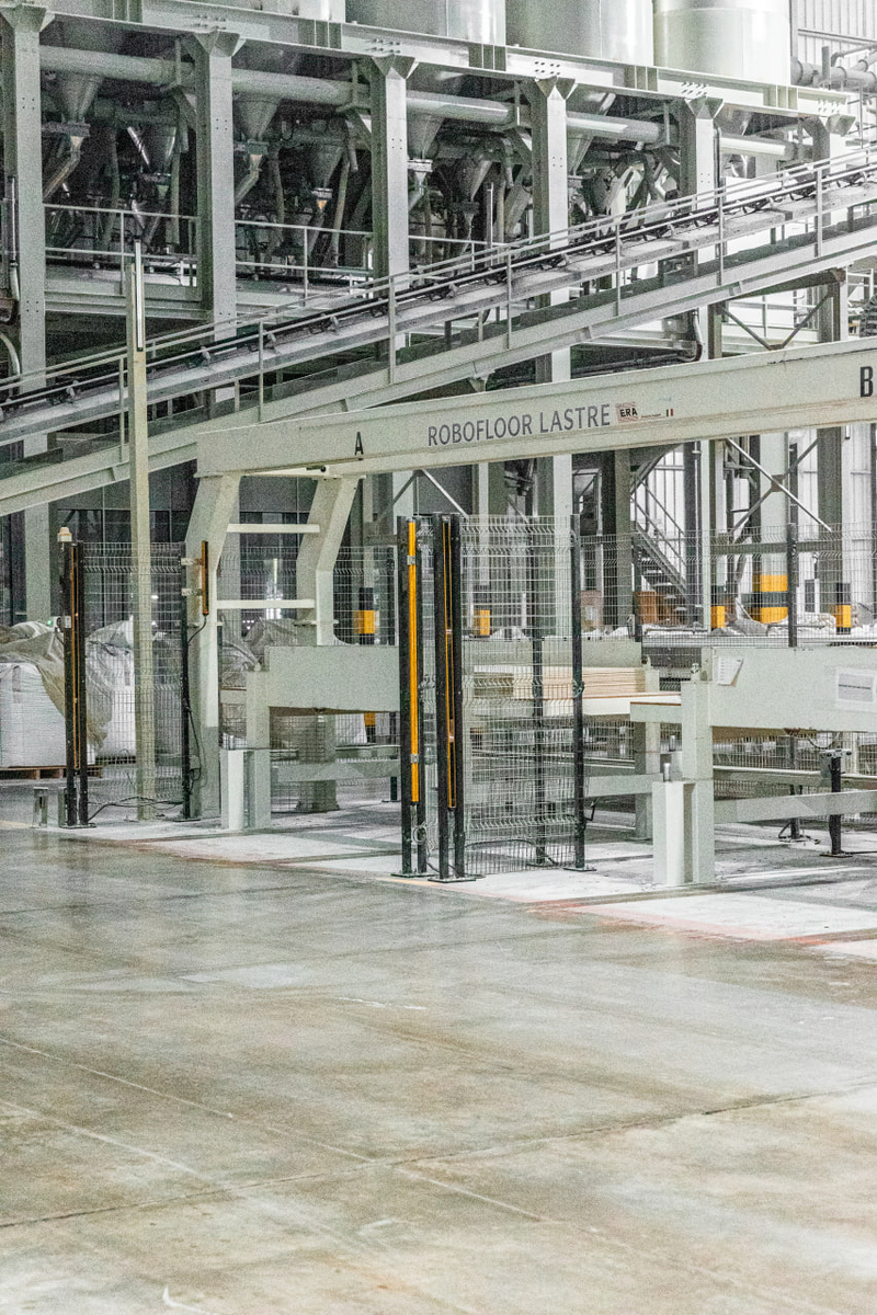 На фото: линия производства керамогранита фабрики GRESPANIA