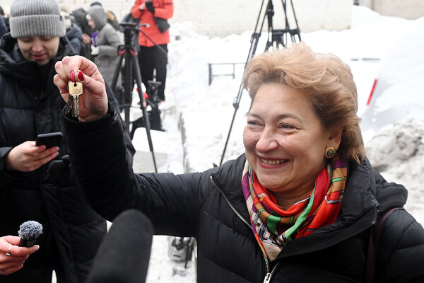 Адвокат покупательницы квартиры певицы Ларисы Долиной Полины Лурье Светлана Свириденко демонстрирует перед журналистами ключи от квартиры, 19 января 2026 года / Михаил Воскресенский/РИА Новости  