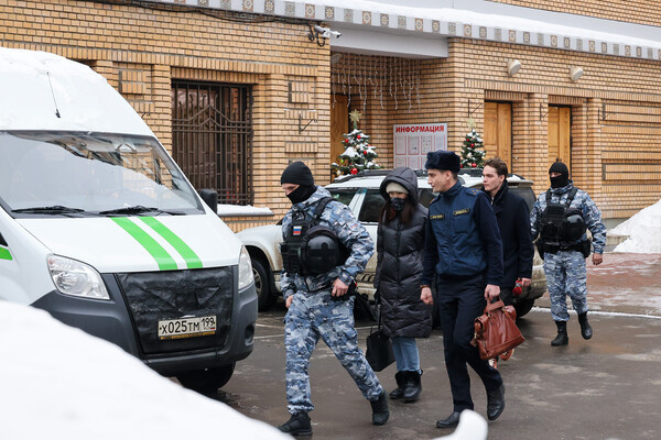    Сотрудники правоохранительных органов и представитель Федеральной службы судебных приставов у жилого дома в Ксеньинском переулке, в котором находится бывшая квартира певицы Ларисы Долиной, 19 января 2026 года / Сергей Карпухин/ТАСС