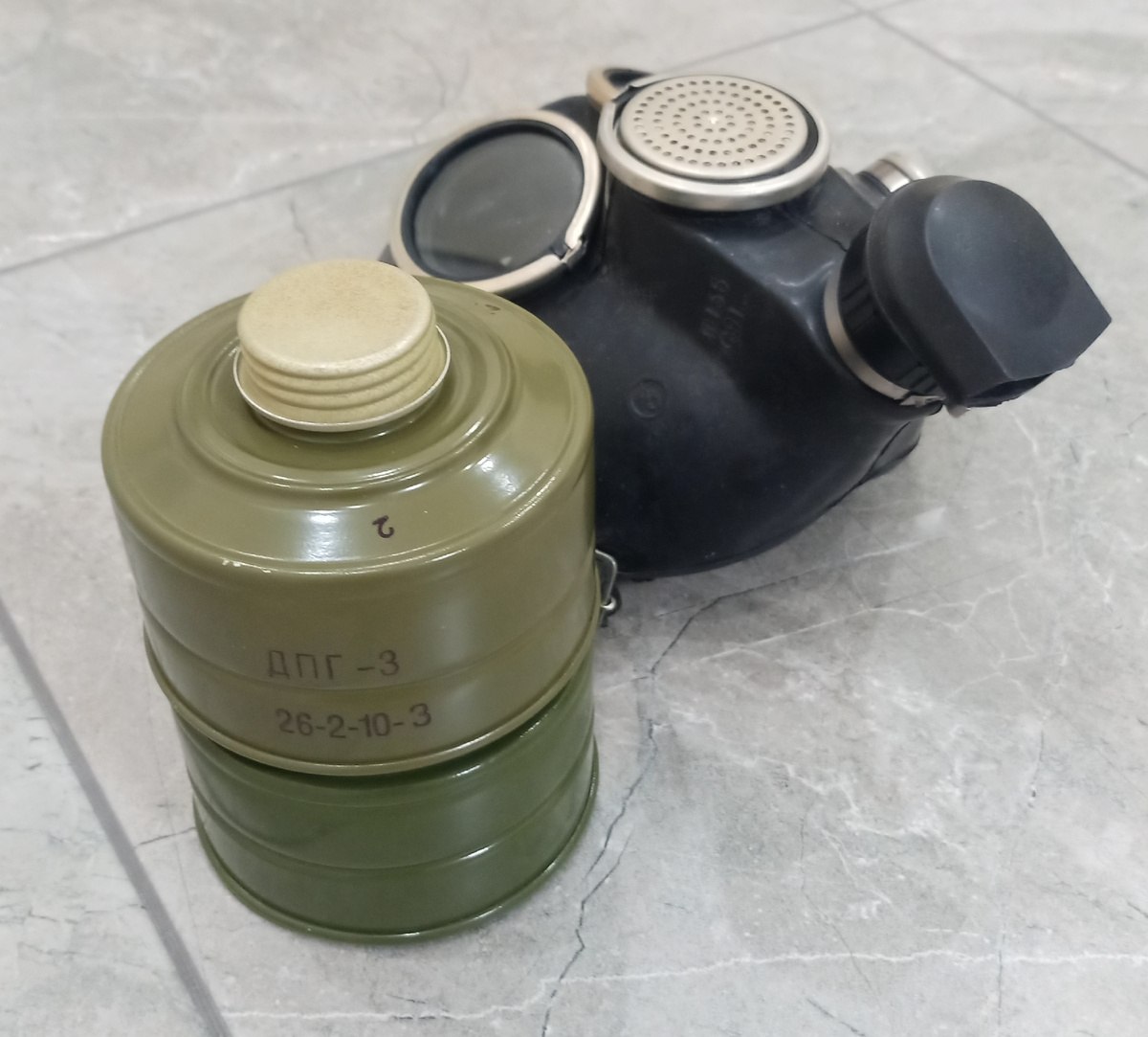 Патрон ДПГ-3, накрученный на "родную" фильтрующе-поглощающую коробку ГП-7. Защитная заглушка сохранена.