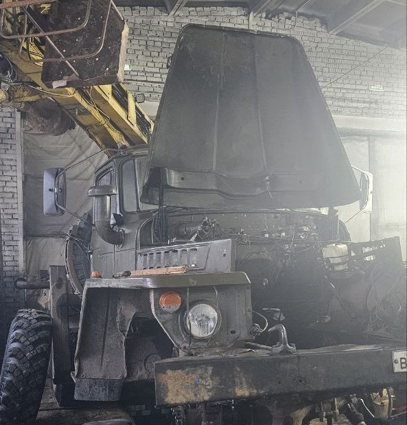 Машина поступила в цех на капитальный ремонт двигателя. Вид спереди после демонтажа мотора.