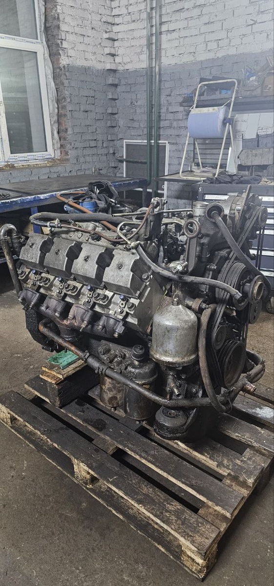 Силовой агрегат КАМАЗ‑740 V8 до дефектовки и разборки в моторно‑агрегатном цехе.