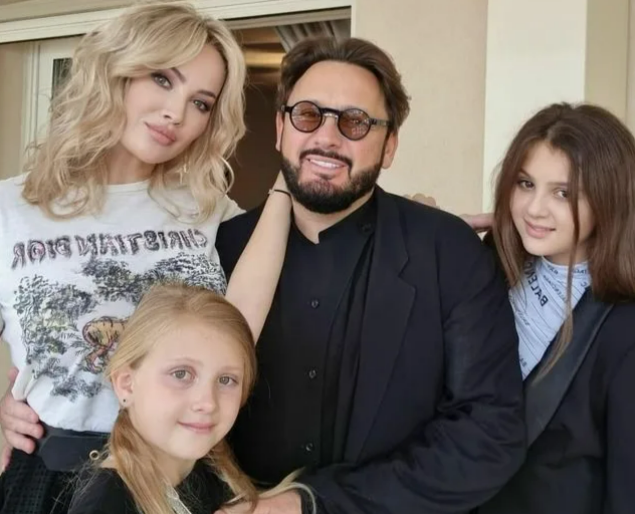    Семейное фото Стаса Михайлова с супругой и дочерями.