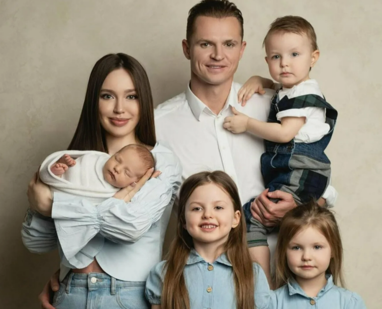    Дмитрий Тарасов и Анастасия Костенко с детьми от третьего брака.