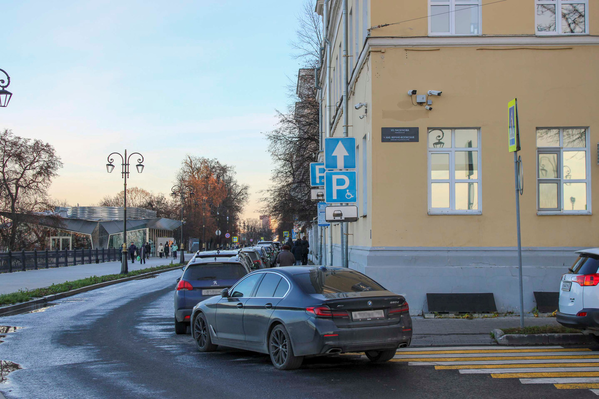 Водители, нарушающие правила парковки, наказываются рублем.  Фото: ФедералПресс / Ксения Кобалия