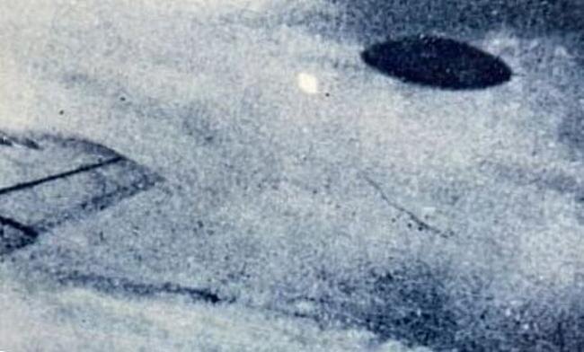 Фото НЛО, сделанное одним из пилотов звена Мантелла