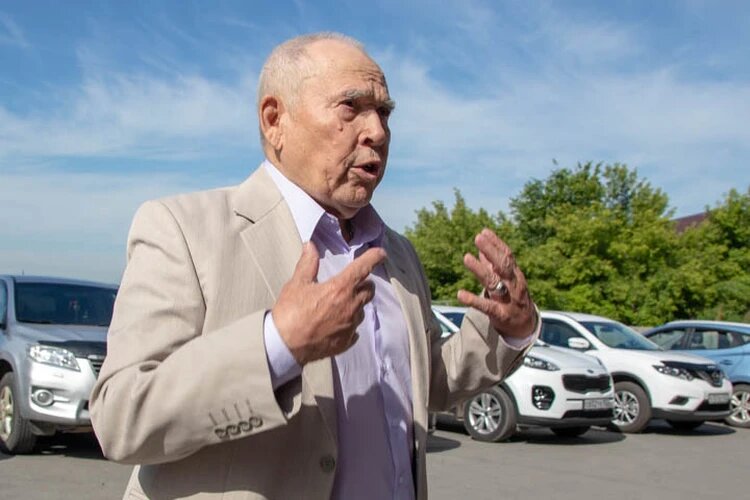 Мужчина со слезами вспоминал пережитые годы мучений в тюрьмах и лагерях. Фото: Рустем Ахунов