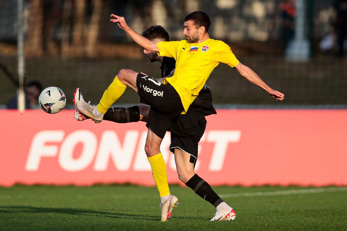 Бутта Магомедов в желтой футболке №97