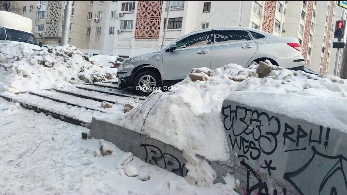    В Уфе иномарку во время движения отбросило на ступеньки лестницы