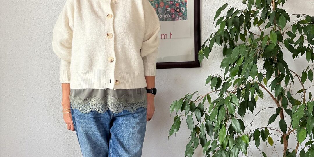 Забудьте стереотипы о вязаных кофтах! Вот 10 стильных вариантов для женщин, кому за 50 – совсем не "бабушкин" вариант