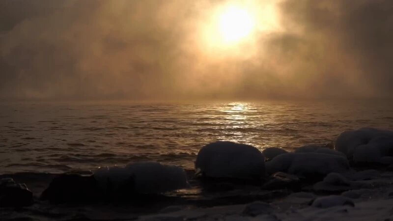     Телецкое озеро в морозном сумраке. Роман и Татьяна Воробьевы