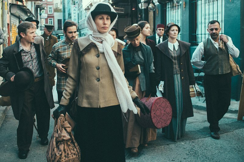 Эмигранты первой волны. Париж, 1920е, обработанная цветом фотография