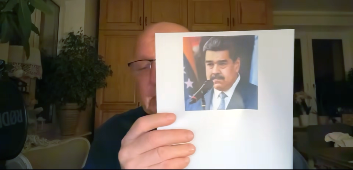 Момент онлайн-трансляции от 19 ноября 2025 года. Экстрасенс Кшиштоф Яцковский делает визию по фотографии президента Венесуэлы Николаса Мадуро