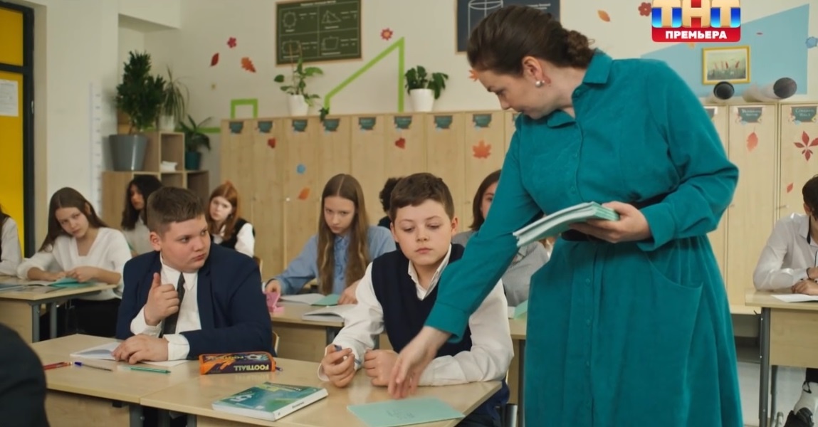 Лёша с классным руководителем. Скриншот лдля канала "Смотрим вместе".