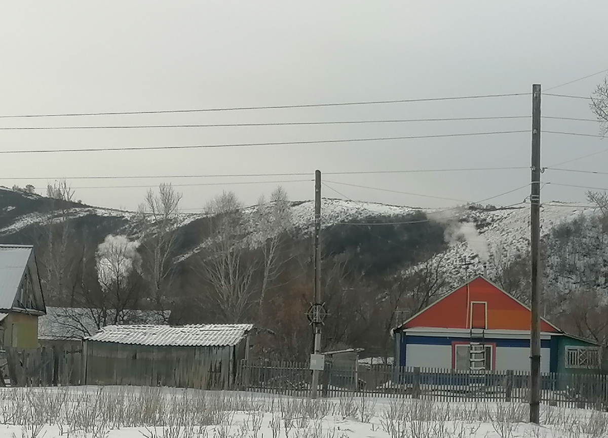 Даже днём печки топятся. 