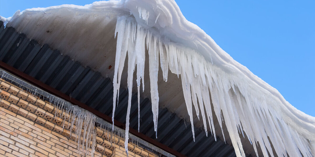 Эксперт рассказал, как бороться с сосульками в частном доме