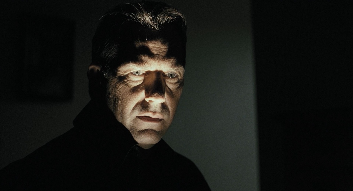 Уве Болл обращался к Костнеру с просьбой сыграть главную роль в «Во имя короля: История осады подземелья». Кевин отказался, но предложил Уве снять «Мистера Брукса». Уве отказался. 