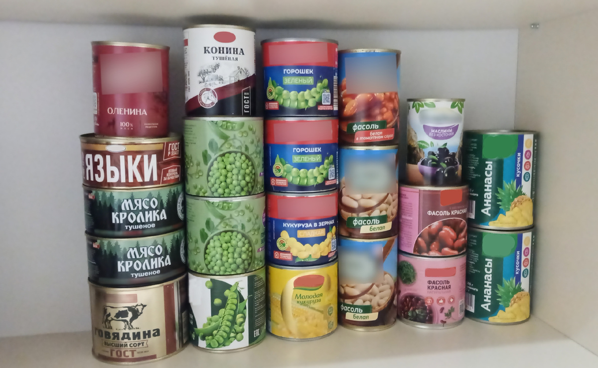 Домашний мини-склад. Почему скопилось столько зелёного горошка, история умалчивает. Неравное соотношение мясных и растительных консервов обусловлено недавней ревизией - в ближайшее время необходимо пополнение запаса.