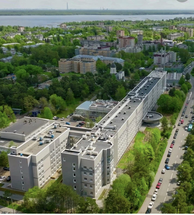 Вид на больницу с Северо-запада. 6 корпус с двумя пристроями, и самый длинный. Фотография с сайта больницы 