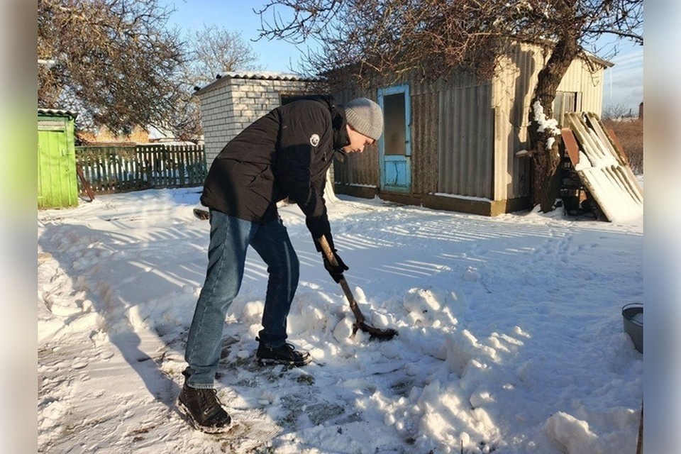    Молодые активисты помогают старикам в условиях отключений света. Фото: тг-канал Евгения Балицкого