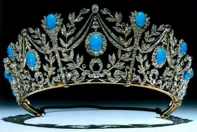 Вышеупомянутая тиара с бриллиантами и бирюзой…