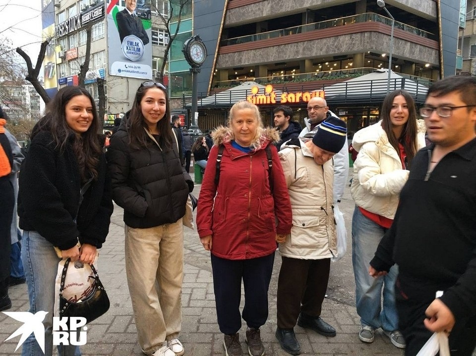 Прохожие хотят сделать фото с Неджлой — она стала известной после участия в телешоу. Алёна ПАЛАЖЧЕНКО