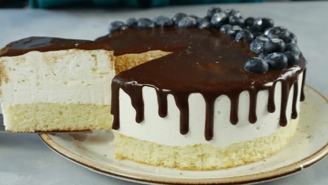 Торт «Птичье молоко»: рецепт нежного суфле на тонком тесте