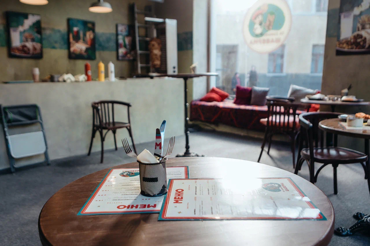     Шаурмичная снаружи и внутри