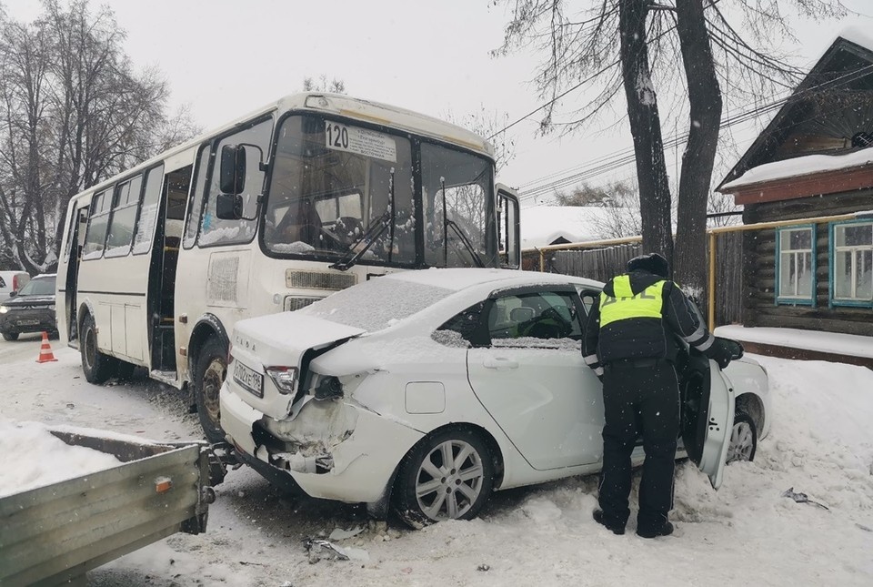    В Березовском водитель автобуса не справился с управлением и врезался в грузовик, а после въехал в легковушку. Фото: Госавтоинспекция Свердловской области