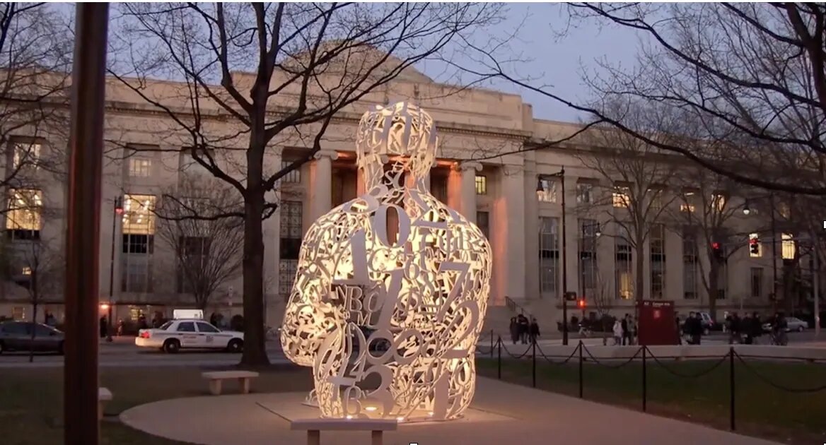 Иллюстрация 1: Скульптура «Алхимик» в MIT (Источник: клип MITx u-lab)
