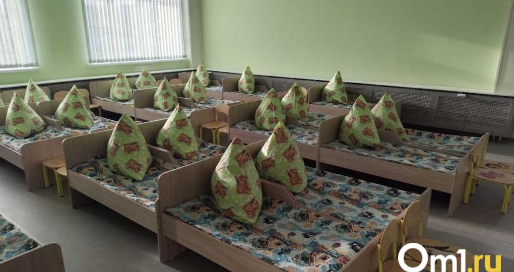 Всего +14 градусов: в Омске дети мёрзнут в саду