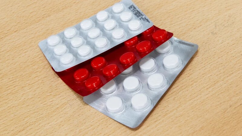     Медикаменты, лекарства, болезнь, таблетки, капли для носа, градусник. Анна Зайкова