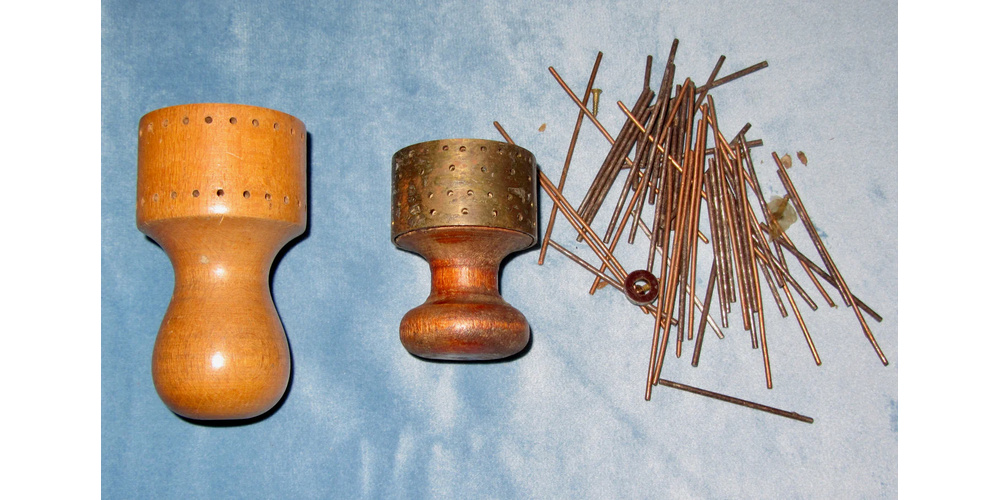 Комплект 1920‑х годов для изготовления радиочастотных катушек типа «плетёнка» / «соты». Материал взят с сайта https://mullardantiques.co.uk