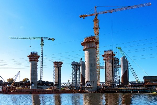 В Калининграде смонтировали противовесы подъемного механизма автодорожного моста