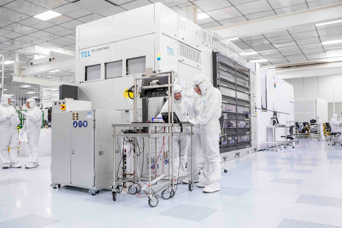 Установка нанесения фоторезиста/проявки Tokyo Electron. На заднем плане (белого цвета) — EUV фотолитограф ASML. Изображение: imec-int.com