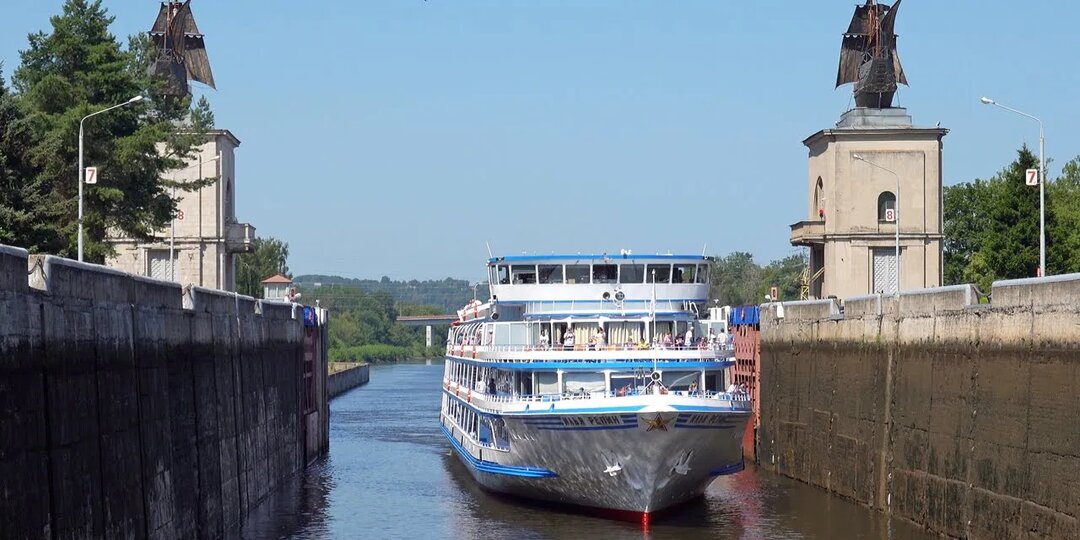 Ювелирная точность в Яхромском шлюзе: теплоход «Илья Репин» на Канале имени Москвы