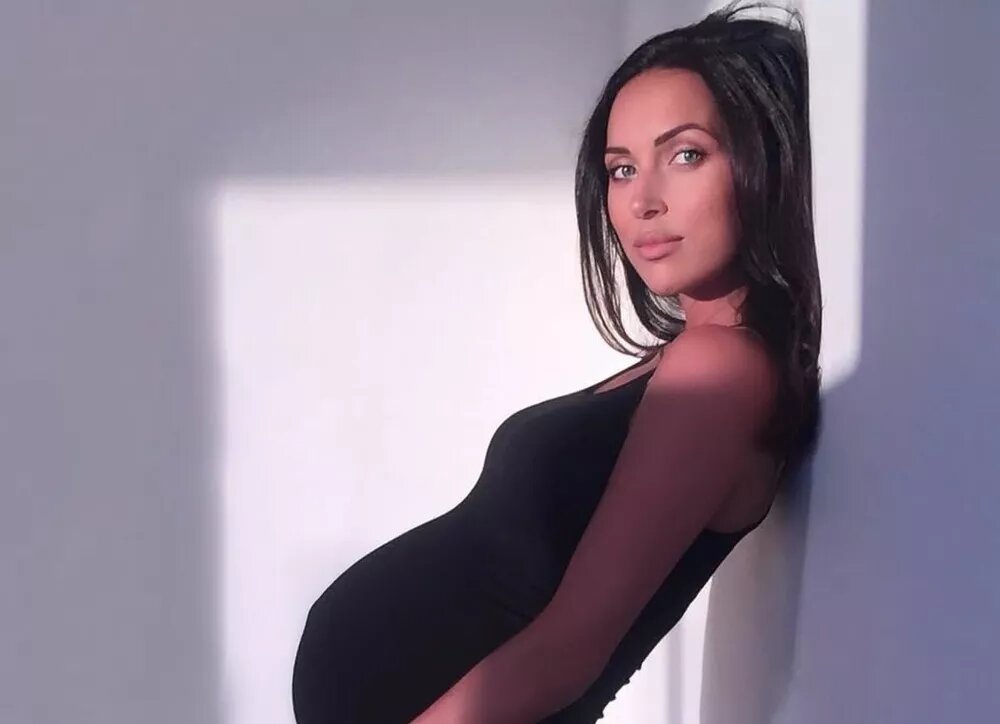    Алсу обнародовала уникальные кадры времен третьей беременности