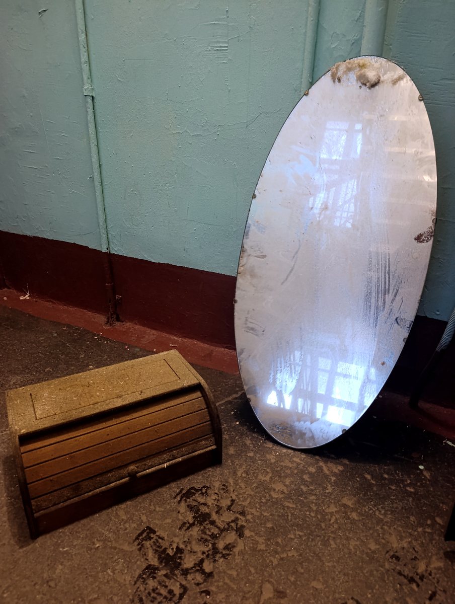 В парадной уже)). 