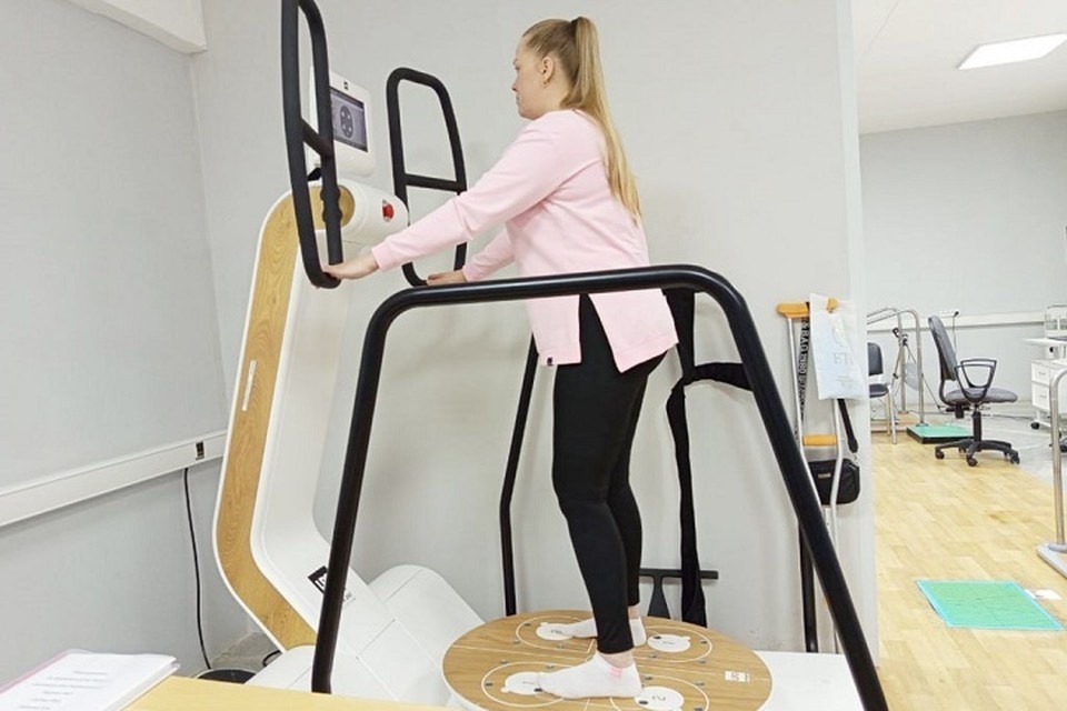    Анастасия боялась встать на поврежденную ногу. Фото: Минздрав Свердловской области