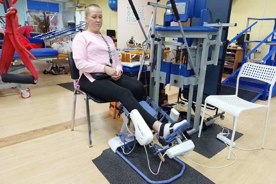    Девушка обрела свободу движения благодаря курсу реабилитации. Фото: Минздрав Свердловской области