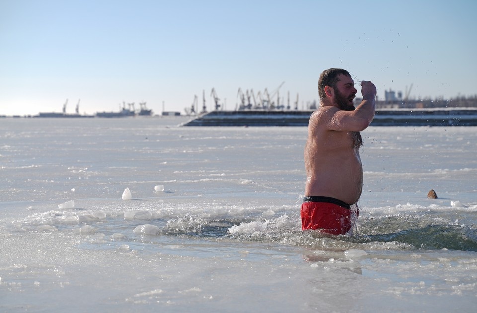    Крещенские купания в Мариуполе Александр ИВАНОВ