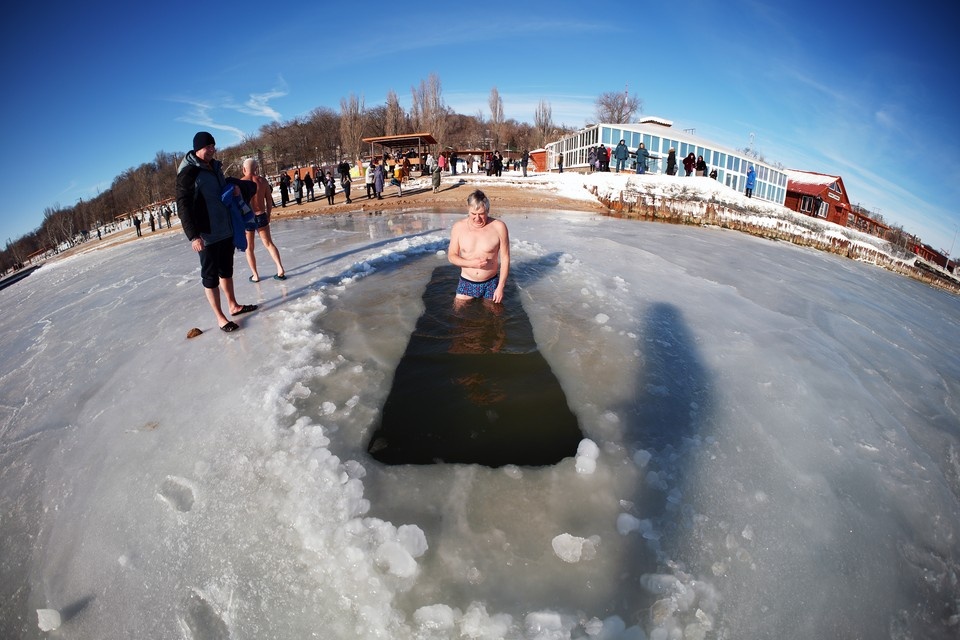    Крещенские купания в Мариуполе Александр ИВАНОВ