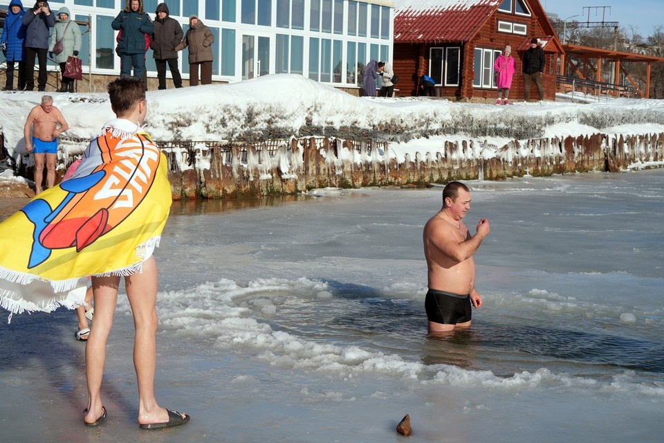    Крещенские купания в Мариуполе Александр ИВАНОВ
