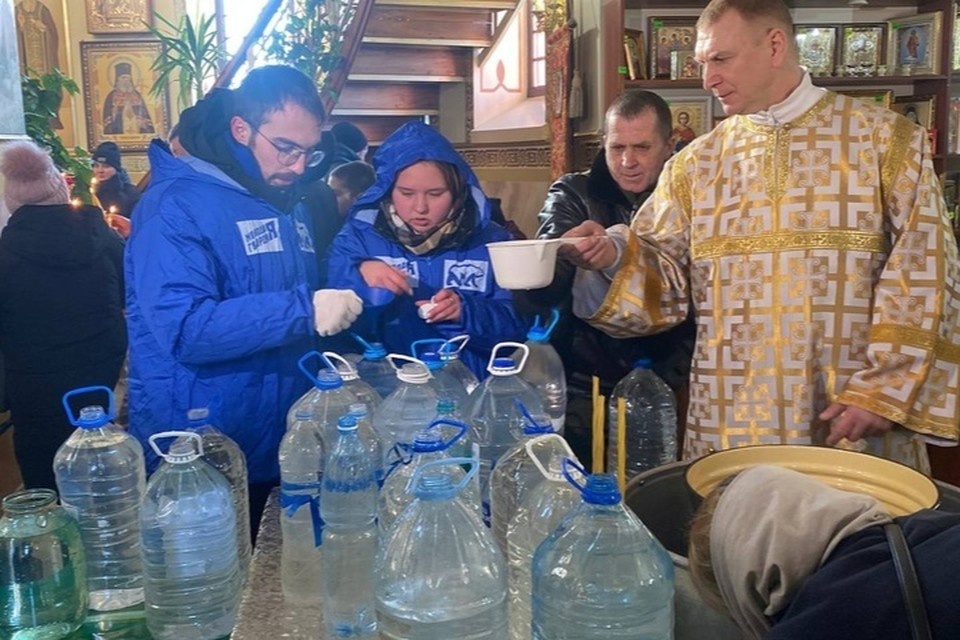    Крещенскую воду в регионе развозят по инвалидам и пенсионерам. Фото: региональное отделение партии «Единая Россия»