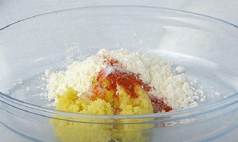 Домашние чипсы из картофельного пюре: необычная закуска, которую вы захотите готовить снова и снова