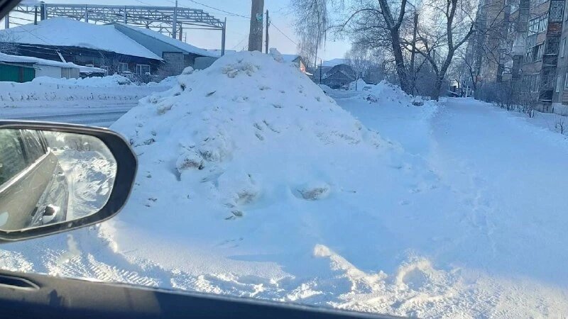     Сугробы у проезжей части в Бийске. «Народный фронт»