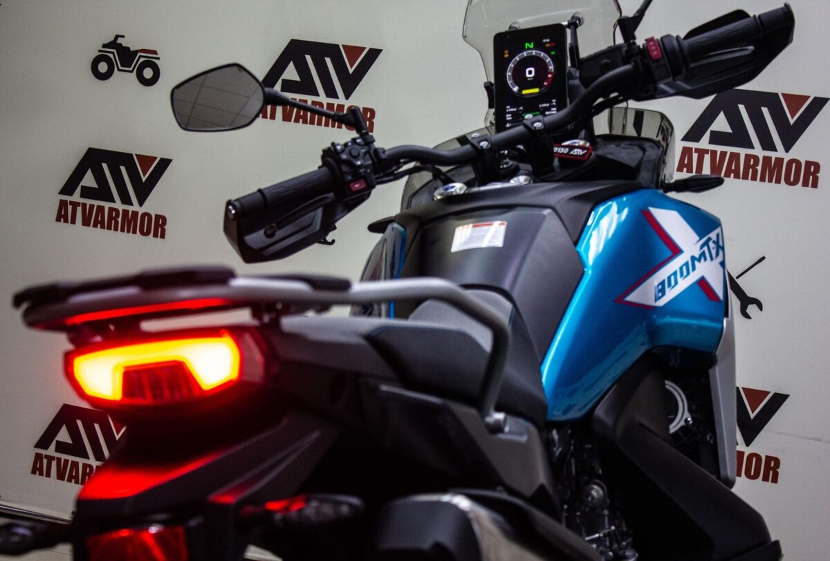 
Пример мотоцикла с эргономичным бензобаком — CFMOTO 450MT. На фото видно, что бак сужается в зоне коленей и у него нет острых выступов. Такая форма не мешает посадке